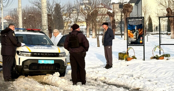 Вандалізм у Буштині: на Алеї Слави пошкодили портрети загиблих героїв