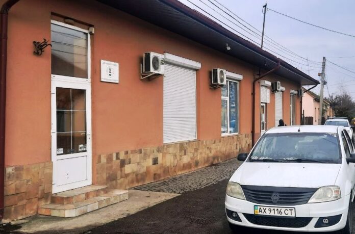 Покинуте авто біля офісу КМКС