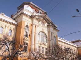 Поліція та евакуація біля Університету Ракоці в Берегові через повідомлення про замінування