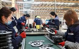 Робота за кордоном для закарпатців — працівники на заводі в Чехії