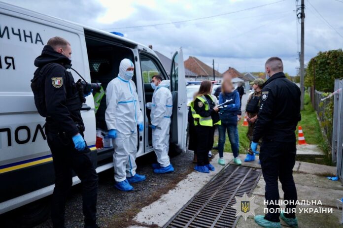 Вбивство пенсіонерів на Берегівщині: слідчі дії поліції та службове авто на місці події.