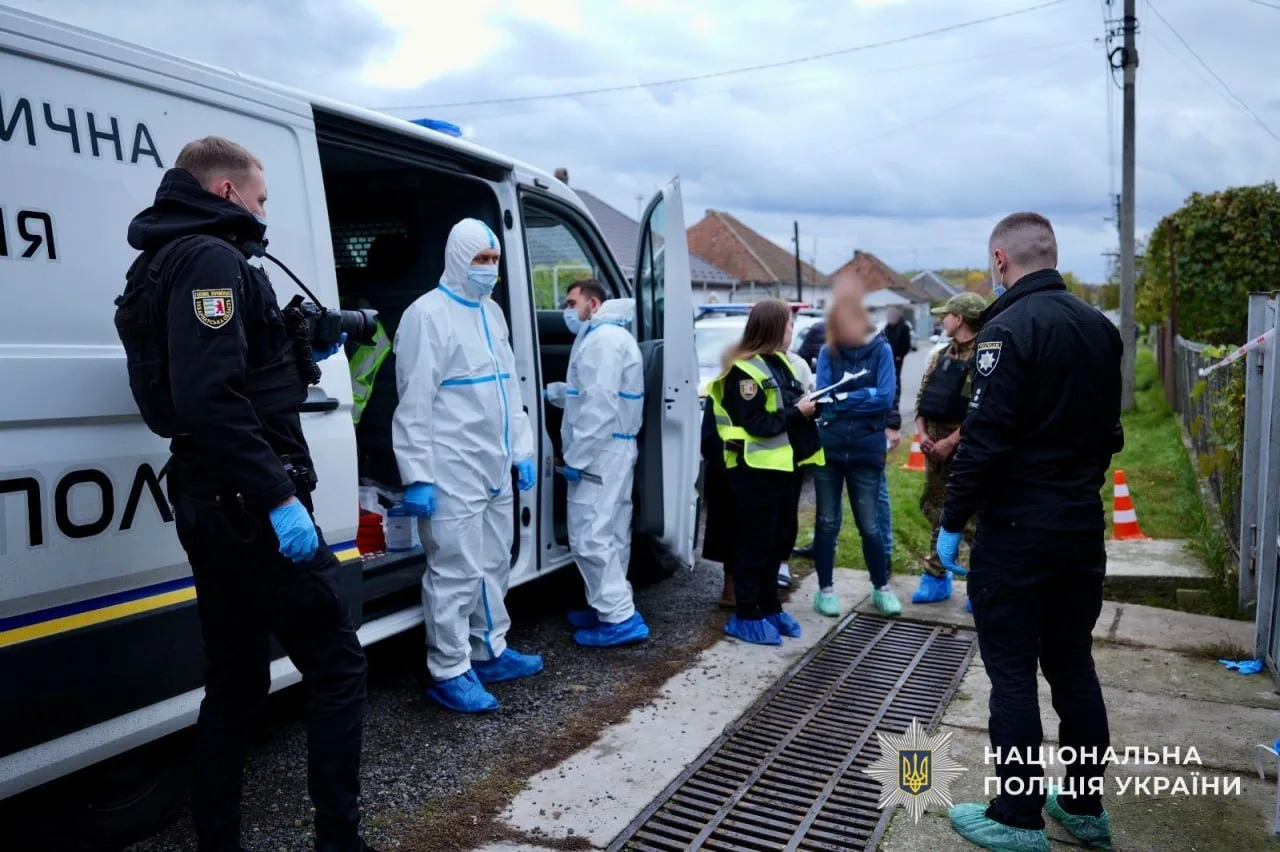 Вбивство пенсіонерів на Берегівщині: слідчі дії поліції та службове авто на місці події.